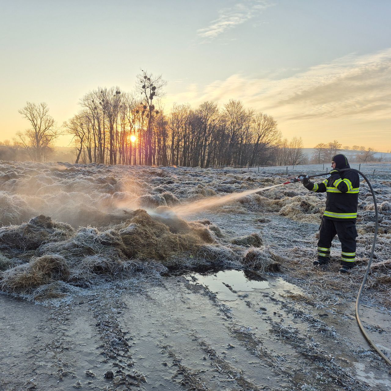 Soutěžní fotografie - Požár seníku Kelč - dohašovací práce,  Zlínský kraj
