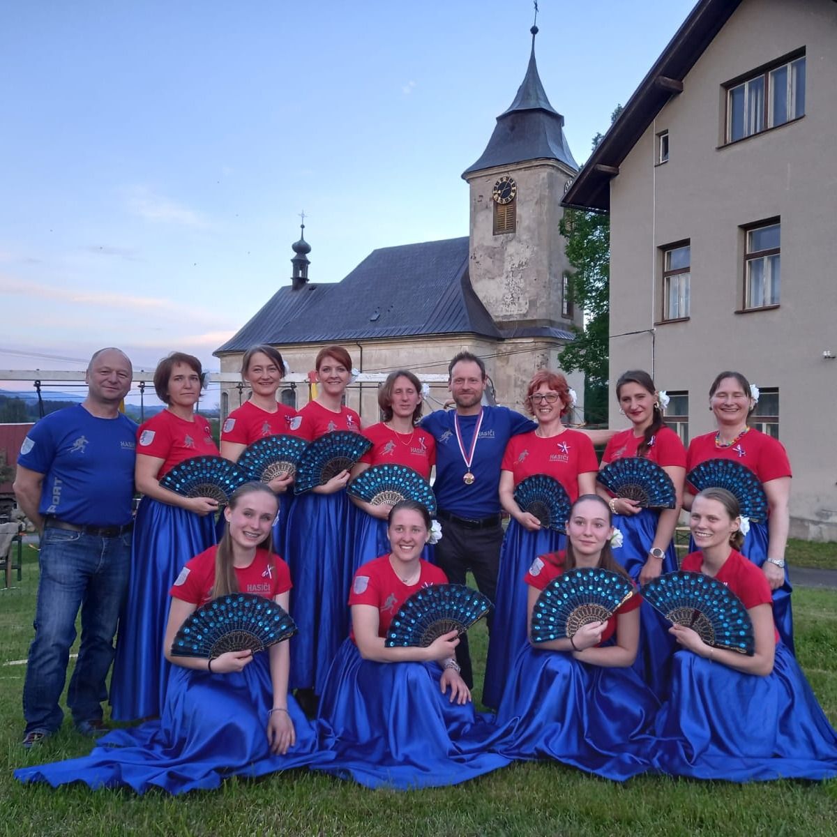 Soutěžní fotografie - Naše hasičky to umí rozbalit i v sukních,  Liberecký kraj