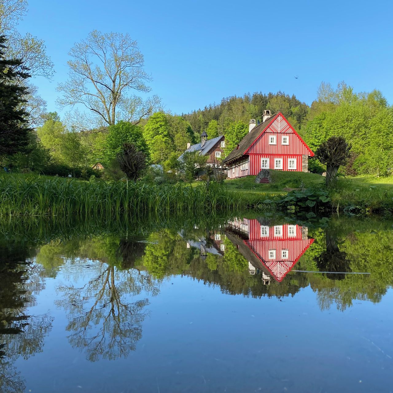 Soutěžní fotografie - CHALUPA NA HORÁCH - ZRCADLO,  Královéhradecký kraj