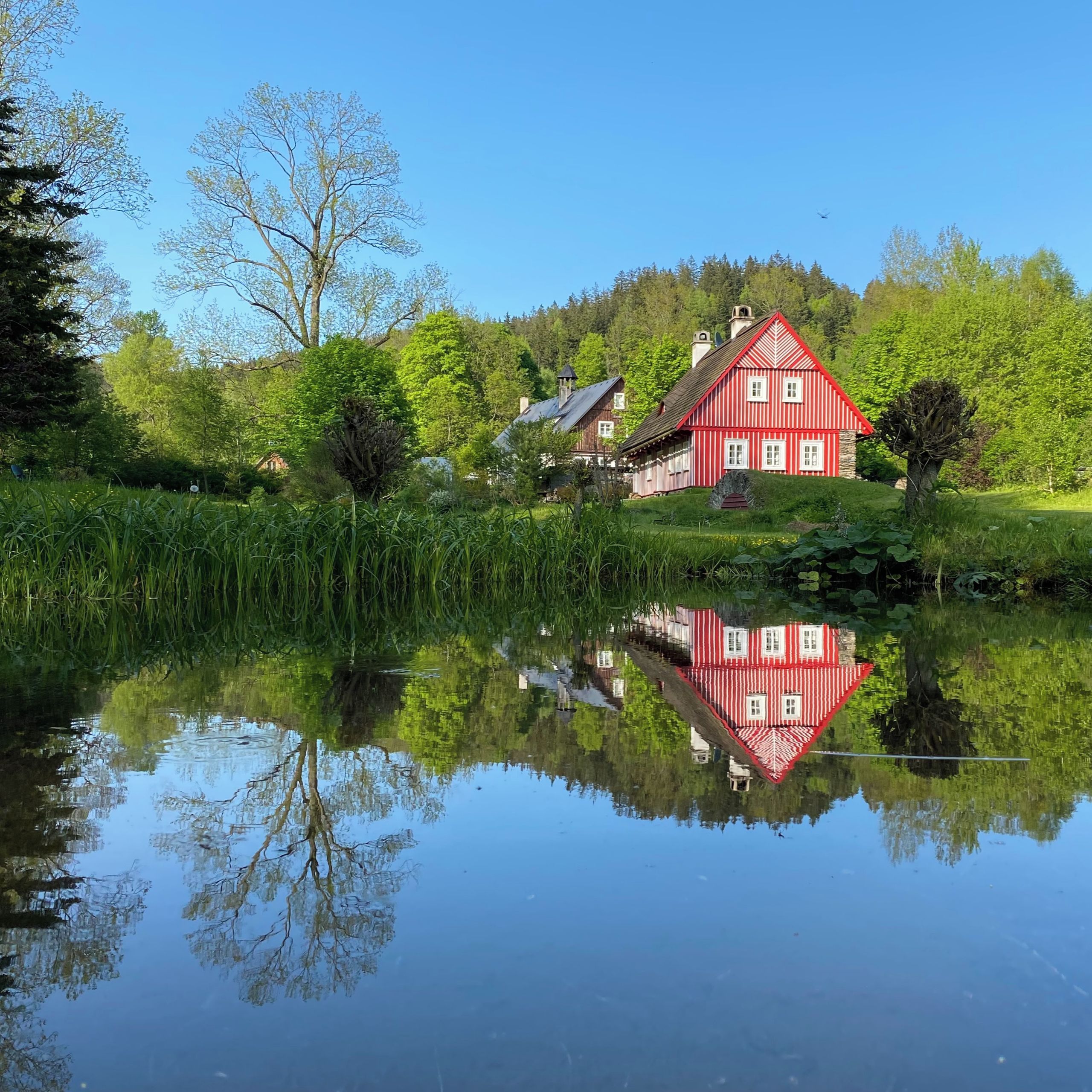 Soutěžní fotografie - CHALUPA NA HORÁCH - ZRCADLO,  Královéhradecký kraj