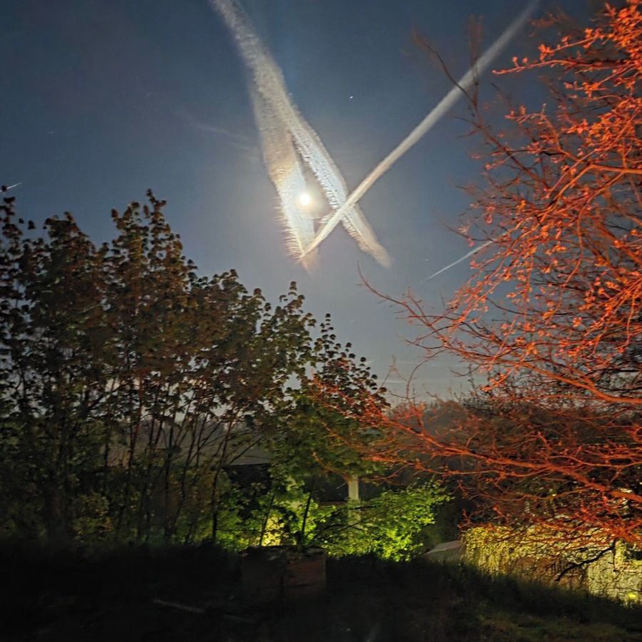 Soutěžní fotografie - Prvomájový úplněk,  Mělnická Vrutice, okr. Mělník