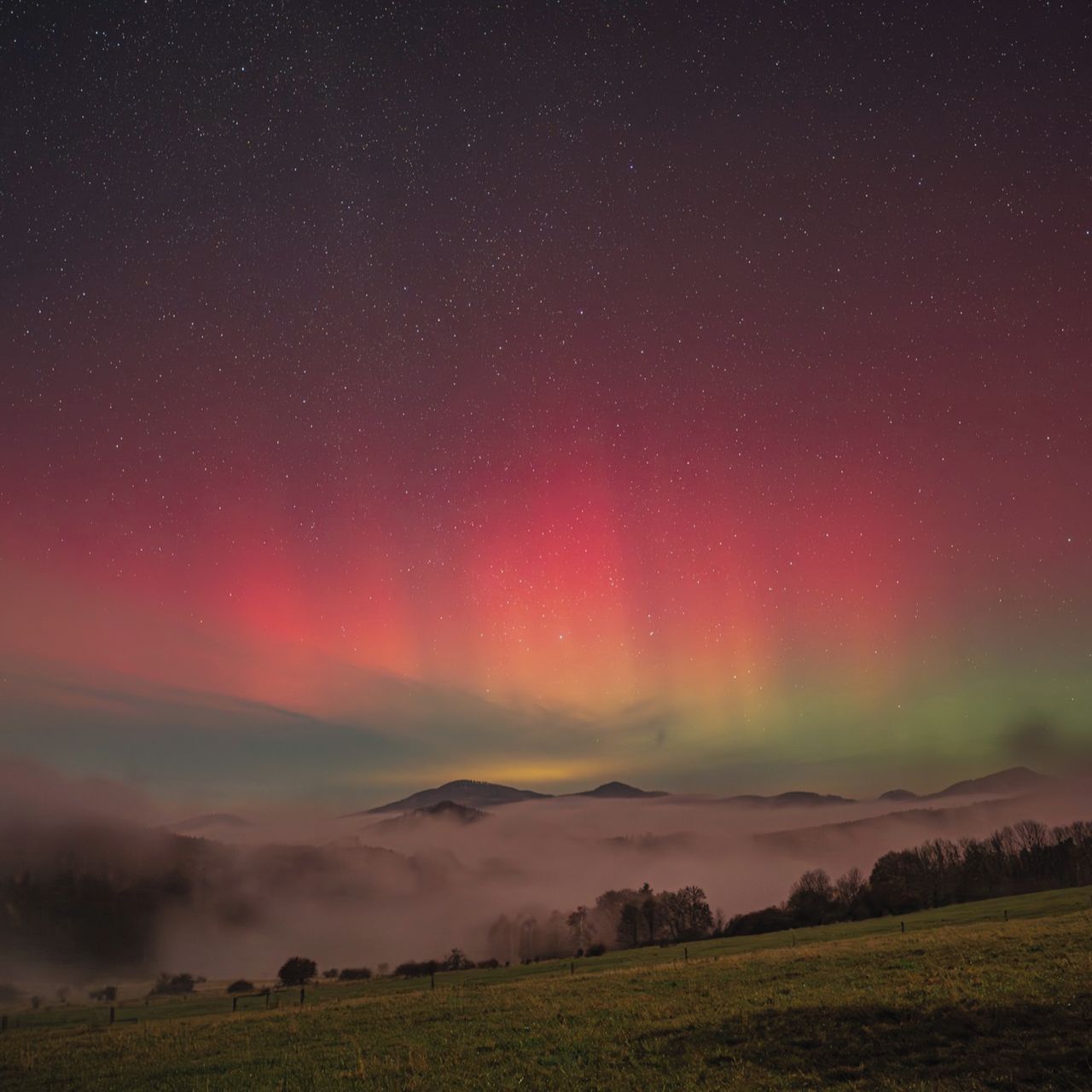 Soutěžní fotografie - polární záře nad mořem mlhy,  Polevsko  pohled na Lužické hory