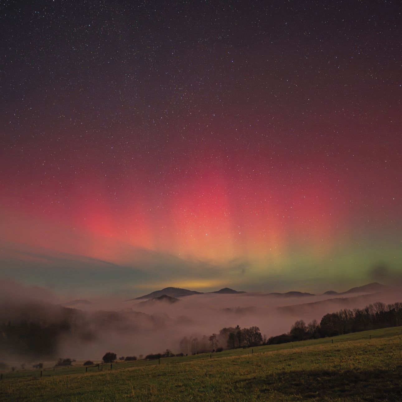 Soutěžní fotografie - polární záře nad mořem mlhy,  Polevsko  pohled na Lužické hory