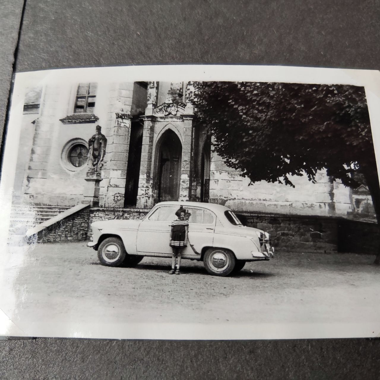 Soutěžní fotografie - Moskvič,  Moskvič 407 -  měl tři rychlosti. Řazení pod volantem.