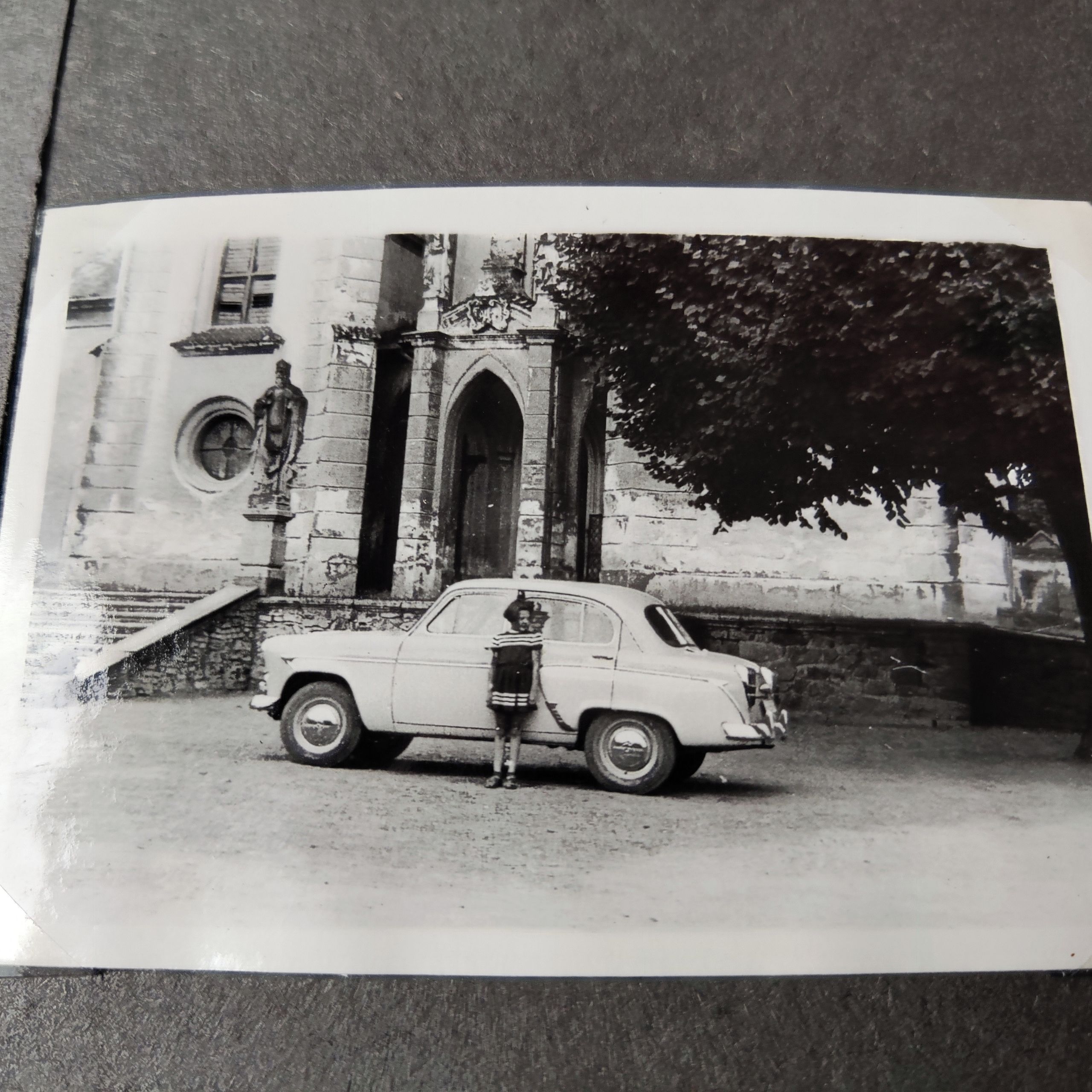 Soutěžní fotografie - Moskvič,  Moskvič 407 -  měl tři rychlosti. Řazení pod volantem.